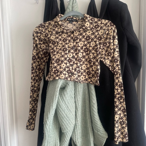 MOTEL: Ryals Crop Top in Patchwork Daisy Brown - Picture 4 of 8